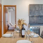 Stylish & Modern 1-bedroom In By Sf Homes Apartment *